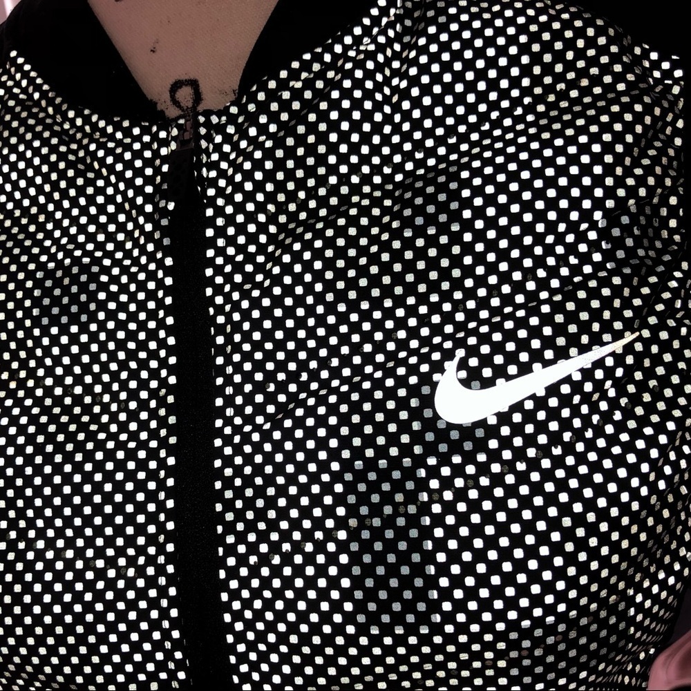 NWOT Nike Women’s Aeroloft Reflective Flash Vest - Picture 9 of 12